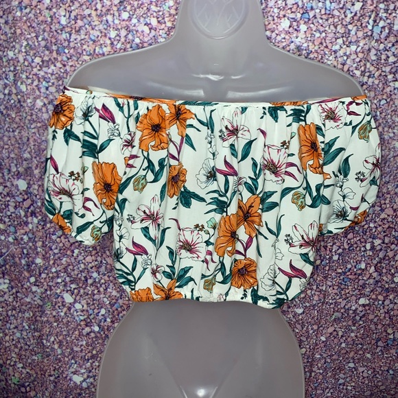 Floral Forever21 Cropped off the shoulder blouse! - Picture 4 of 5